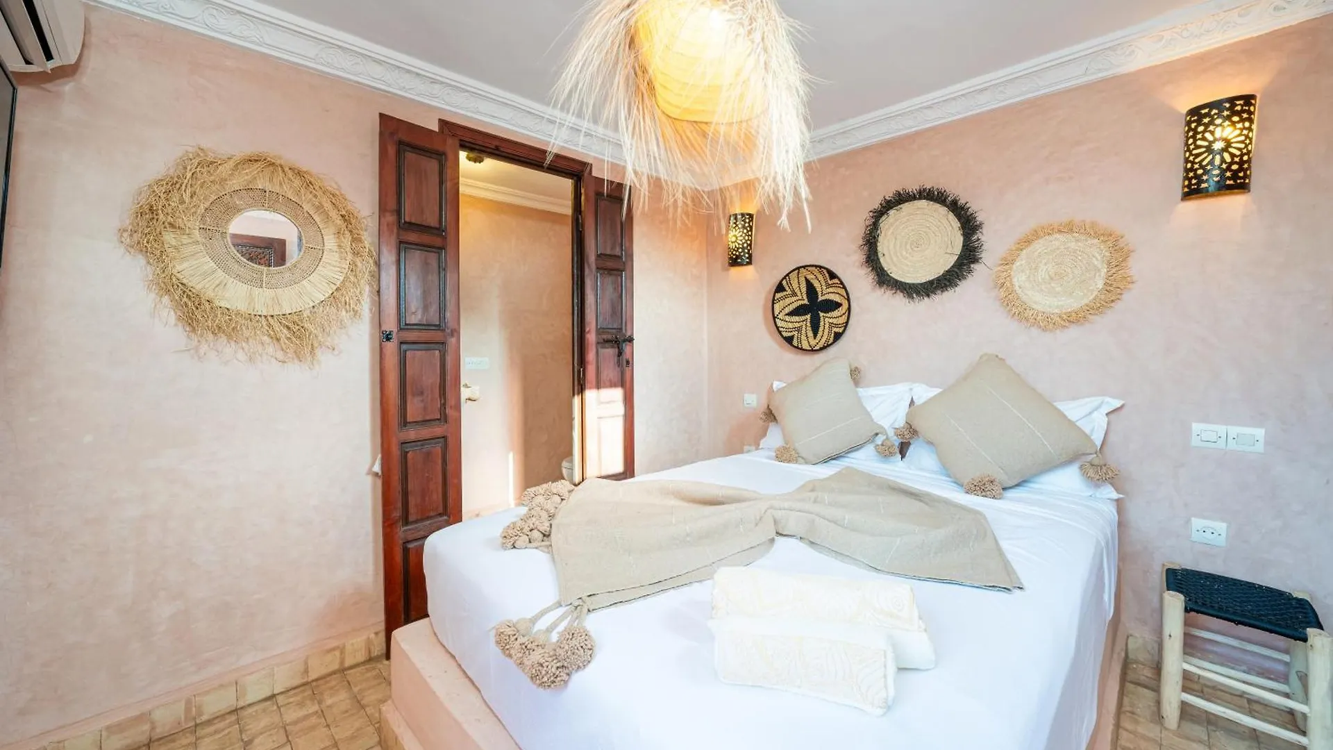 Tatil Evi Riad Prive Dar L'Etoile - Jacuzzi Piscine & Petit Dej Inclus Marakeş Fas